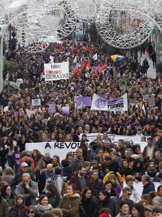 Vigo sale a la calle para clamar contra la violencia machista // R. Grobas