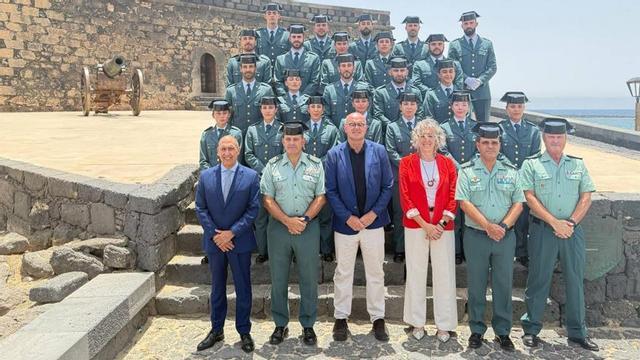 Foto de los guardias civiles en prácticas junto a autoridades, este martes, ante el Castillo de San Gabriel, en Arrecife.