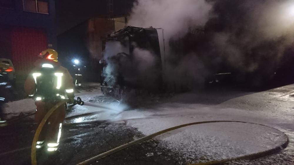 El camión incendiado mientras estaba aparcado en Xirivella.