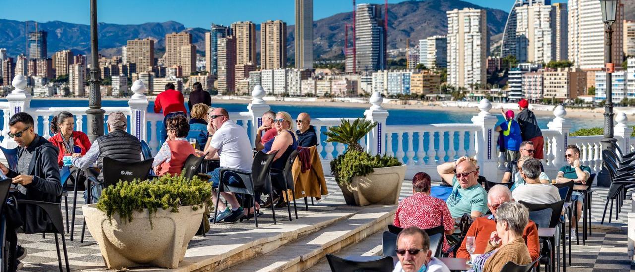 Turistas disfrutan de una terraza de Benidorm en una imagen del pasado viernes. En el sector cunde el pesimismo sobre la evolución de las reservas para Navidad