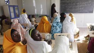 Un grupo de niñas desplazadas después de que Boko Haram atacara su pueblo asisten a una escuela en la ciudad de Maiduguri, Nigeria.