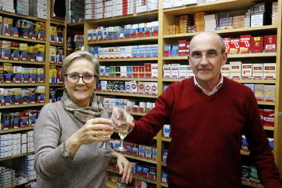 bre 2018 14:33 Marc Bleda Pla mitjà dels propietaris de l'estanc del carrer Pi i Margall, 90, de Barcelona, celebrant el 3r premi