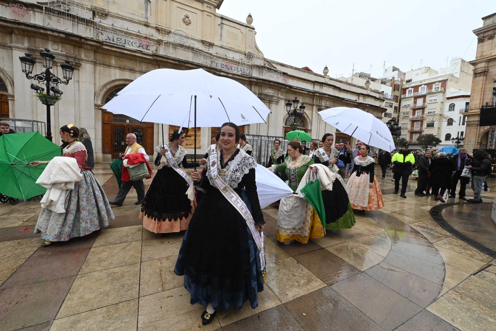 Galería de imágenes: Recepción de las reinas de los pueblos en el Ayuntamiento de Castelló