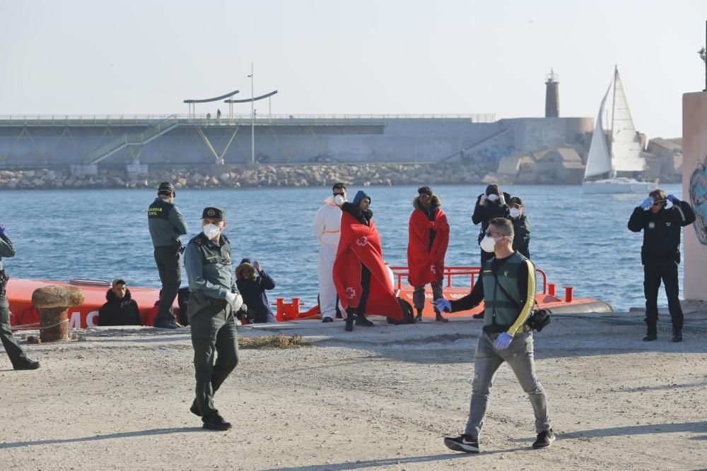 Guardia Civil, Cruz Roja y Salvamento Marítimo han puesto en marcha el protocolo para recepcionar a 24 personas rescatadas en el mar y que ocupaban una patera. 20 hombres y cuatro mujeres