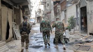 XYB01. Damascus (Syrian Arab Republic), 08/04/2018.- Syrian soldiers walk around at a street in Zamalka town, Eastern Ghouta, in the countryside of Damascus, Syria, 08 April 2018. The city was recently recaptured by the Syrian government during a military offensive that was launched more than a month ago against rebels. (Damasco, Siria) EFE/EPA/YOUSSEF BADAWI