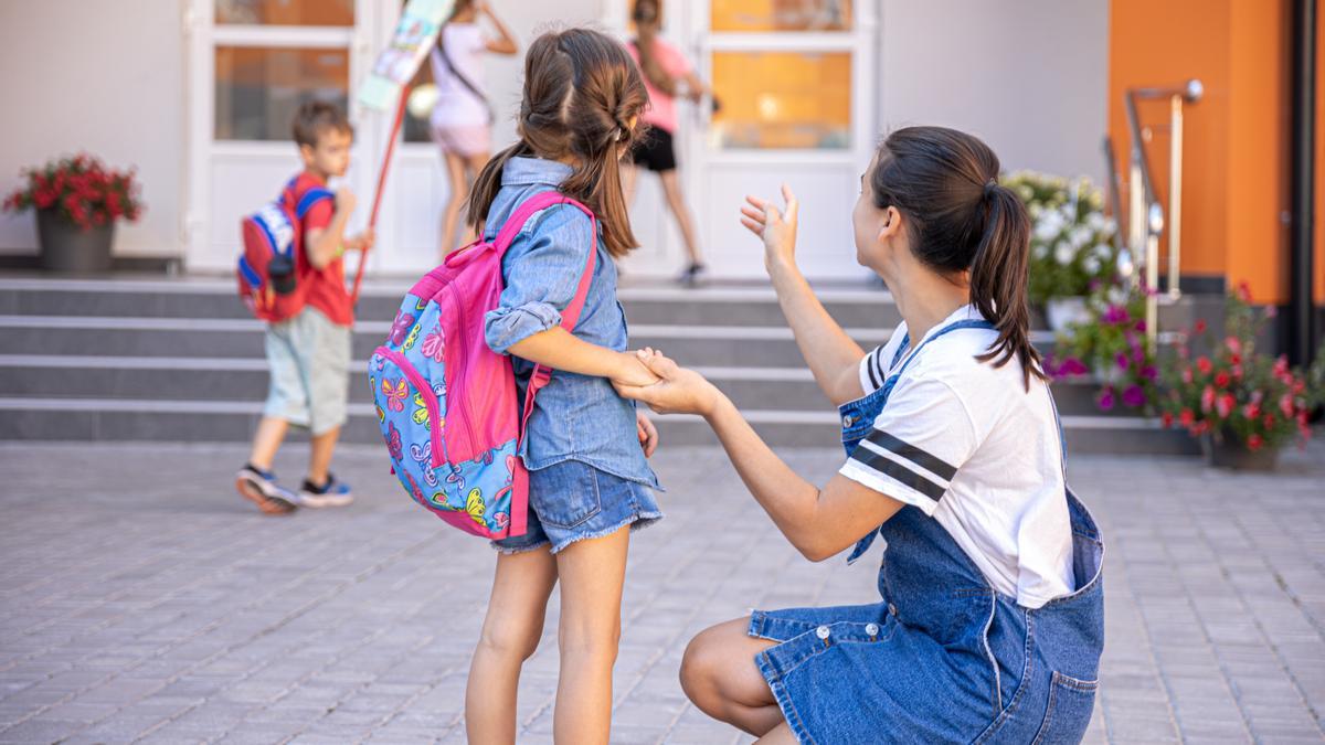 Una nena a la porta de l&#039;escola en una imatge d&#039;arxiu