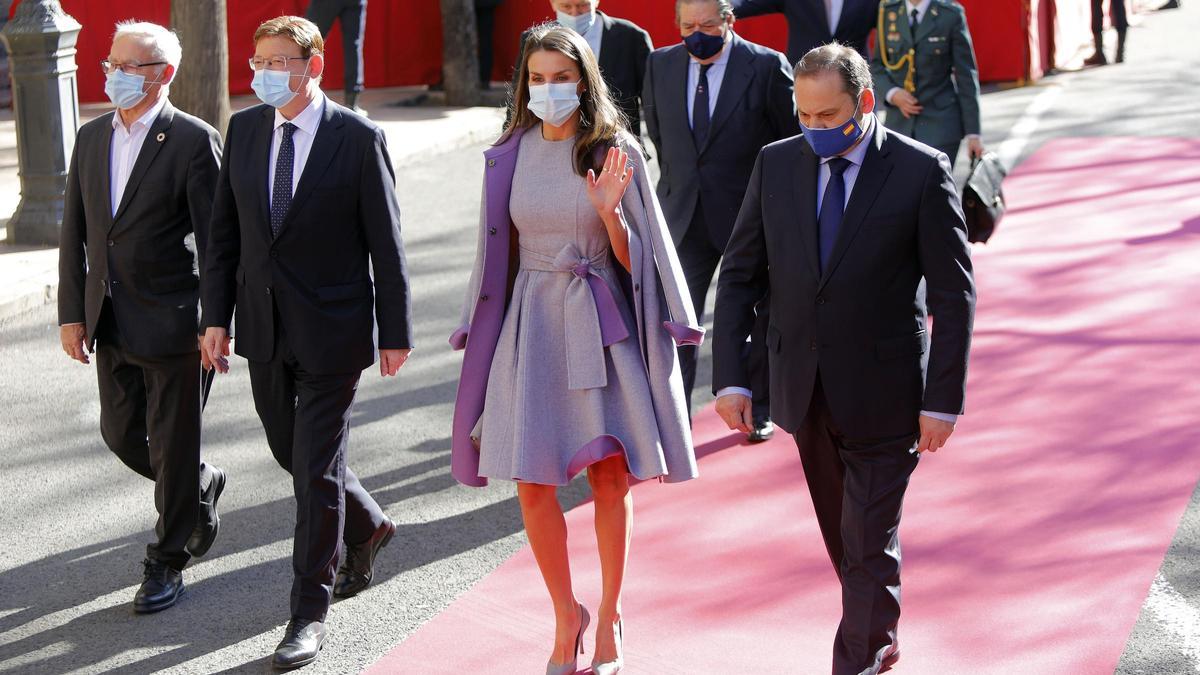 El incidente de la reina Letizia con su vestido de Carolina Herrera en València.