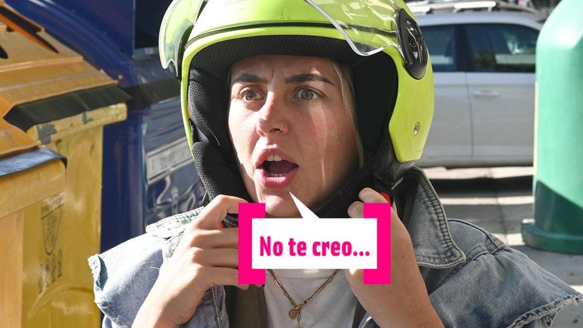 Rocío Flores con el casco de la moto puesto