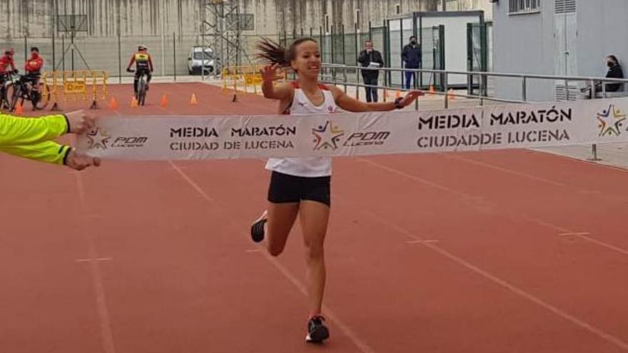 Fátima Ouhaddou celebra la victoria en la carrera lucentina.