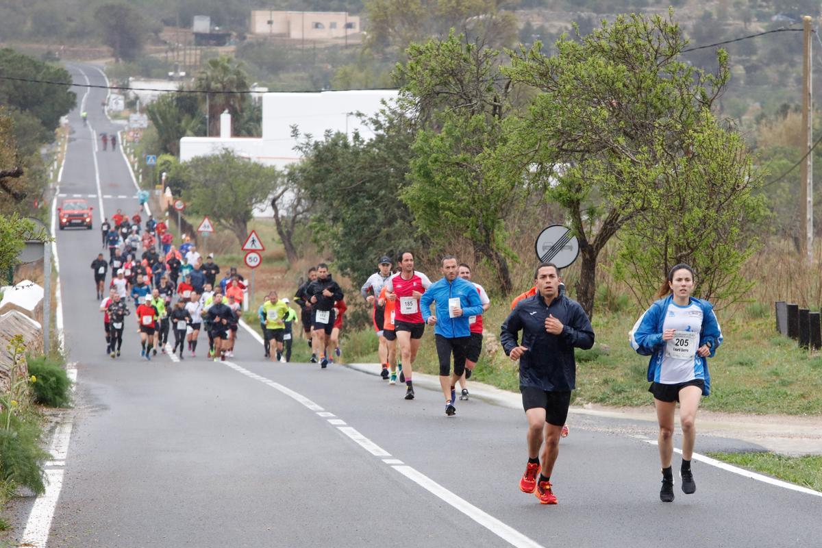 Las imágenes de la Cursa popular Flor d'Ametller en Ibiza