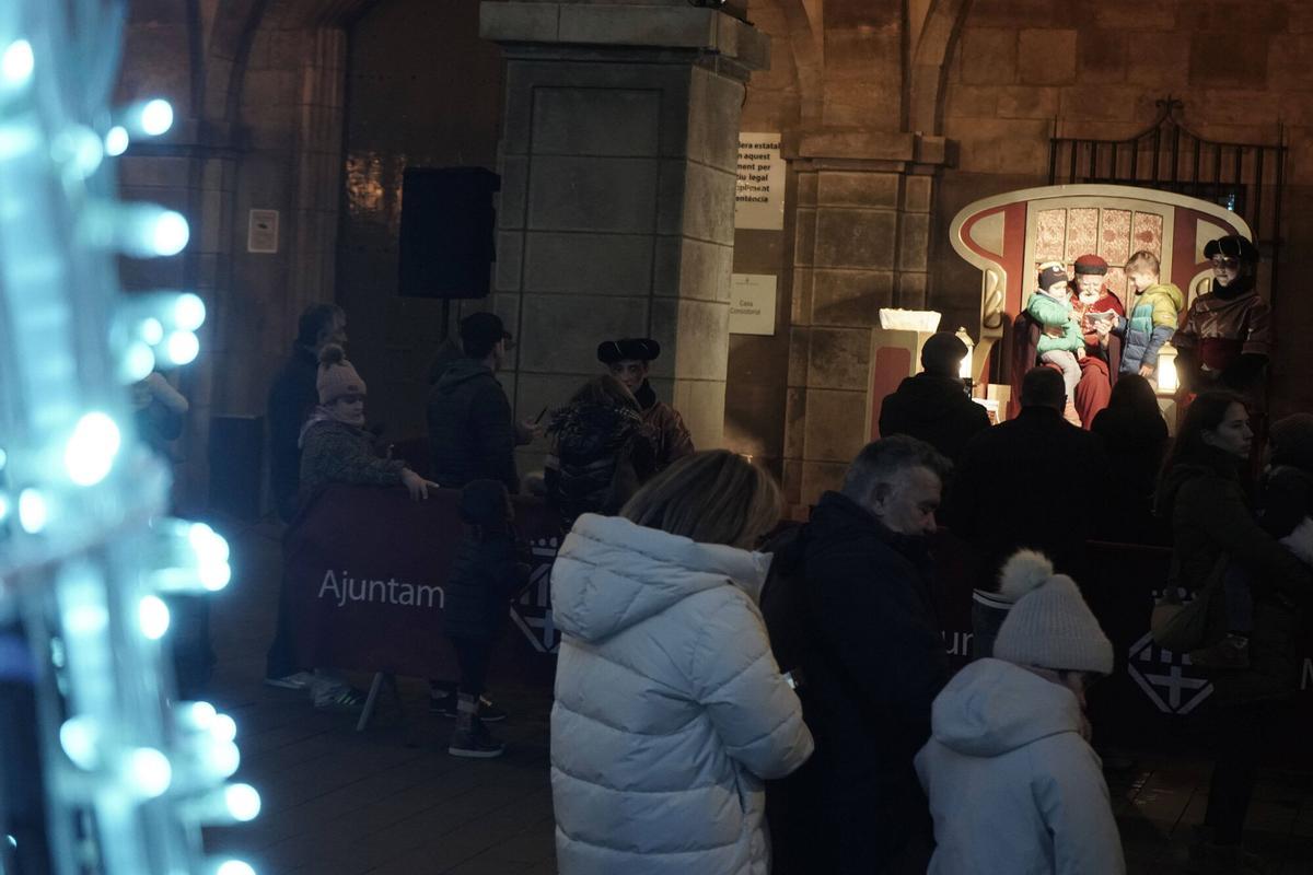 Totes les fotos dels infants de Manresa donant la carta al Príncep Assuan