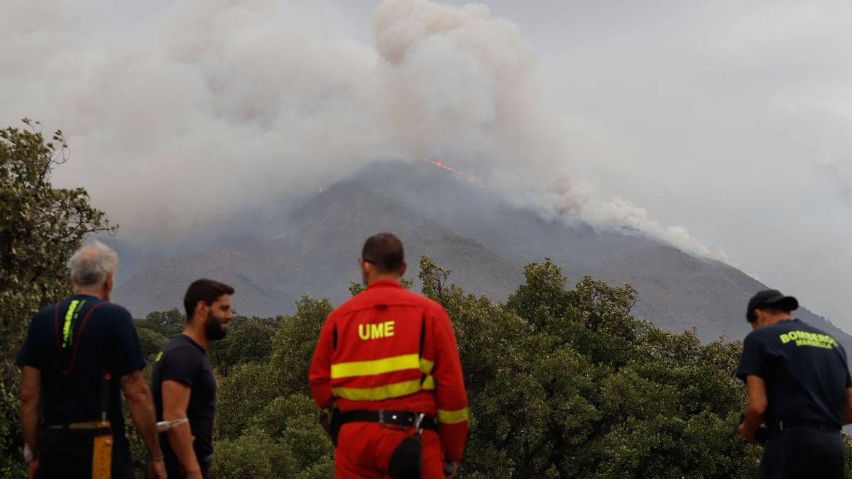 El incendio en Sierra Bermeja, visto desde El Cerró Silla de los Huesos, en Casares.