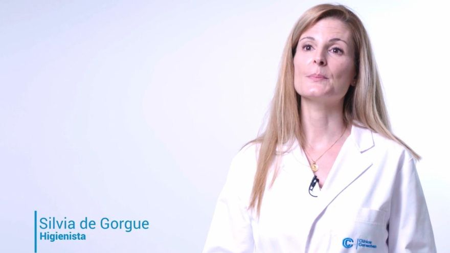 Ana Pérez, médico, sobre el cepillo de dientes: "Puede tener más bacterias que la tapa del váter"