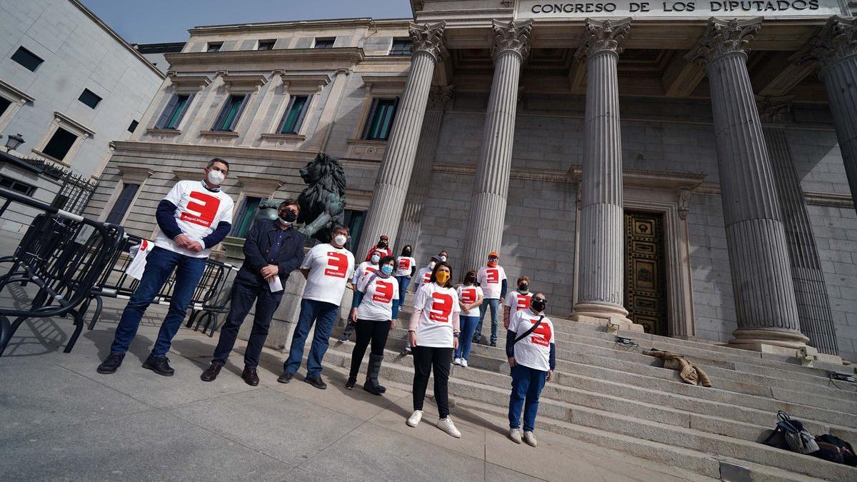 Concentración frente al Congreso de plataforma en contra de la España Vaciada.