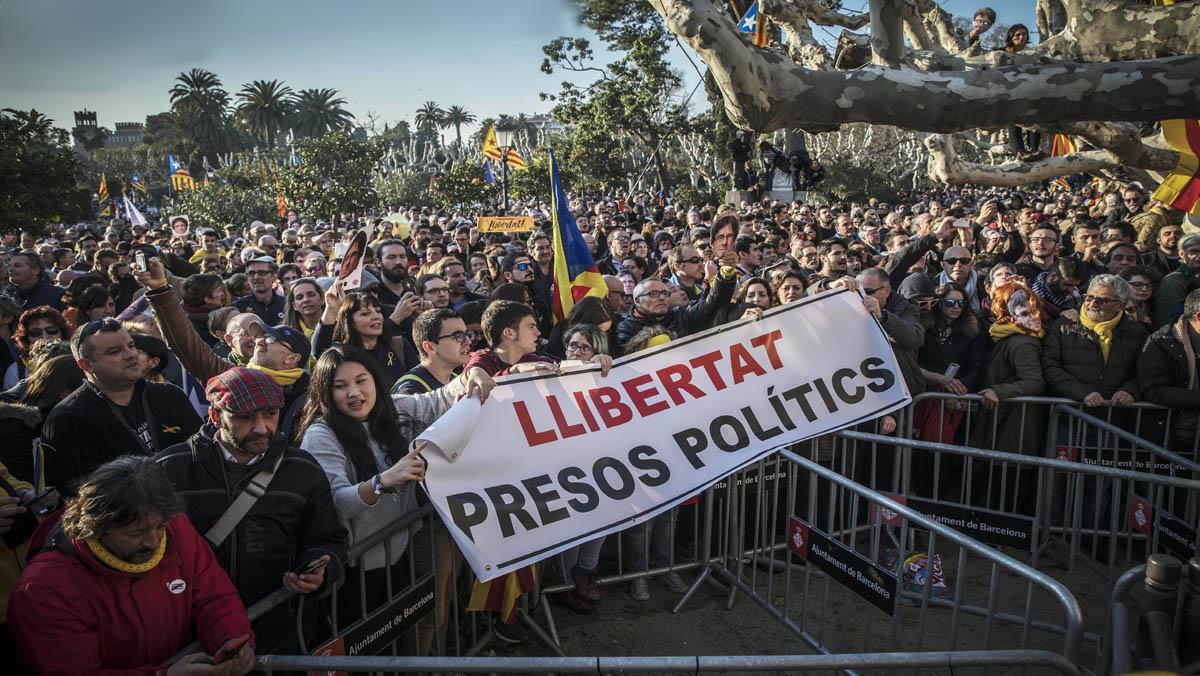 Manifestants independentistes entren al parc de la Ciutadella
