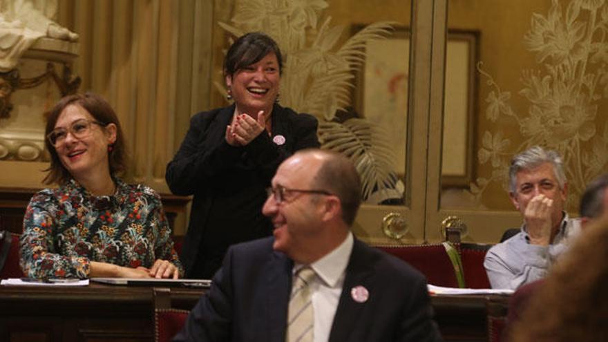 Silvia Limones celebra su suerte en el Parlament.