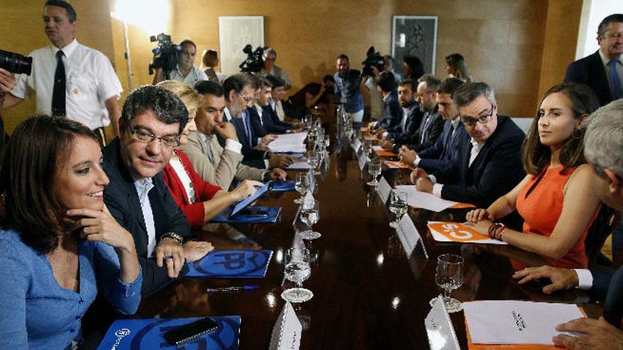 El PP y Ciudadanos incluyen la defensa del REF en el pacto para la investidura