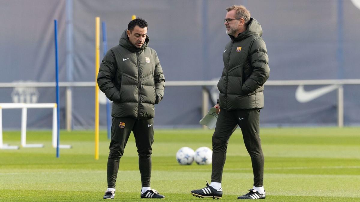 Xavi y Òscar Hernández hablan mientras esperan que los jugadores acudan al campo de entrenamiento.