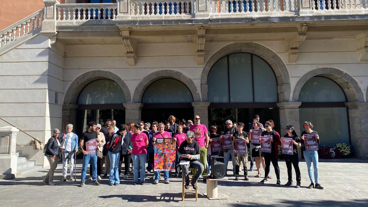 Los manifestantes frente al Ayuntamiento de Ripoll