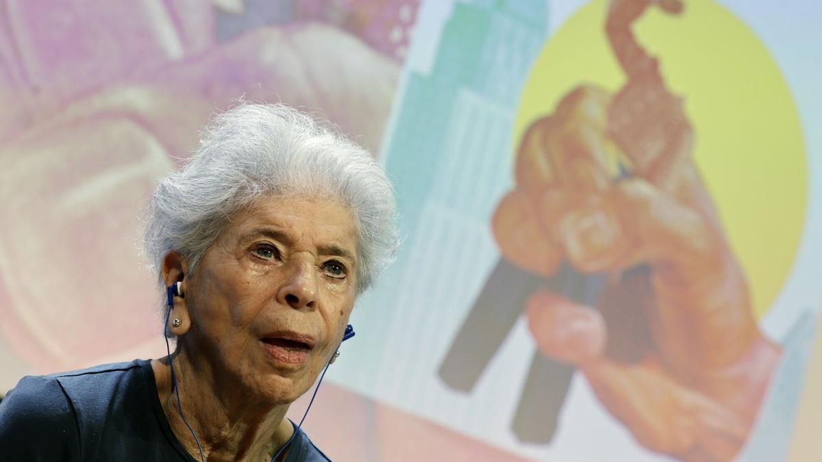 La escritora estadounidense Vivian Gornick ofrece una rueda de prensa este lunes en la Fundación Telefónica de Madrid con motivo del lanzamiento en España de 'Por qué algunos hombres odian a las mujeres'. EFE/ Sergio Pérez