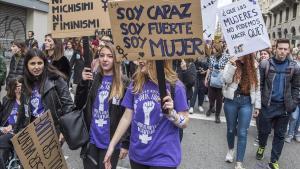 Marcha feminista del pasado 8-M, en la Via Laietana de Barcelona.
