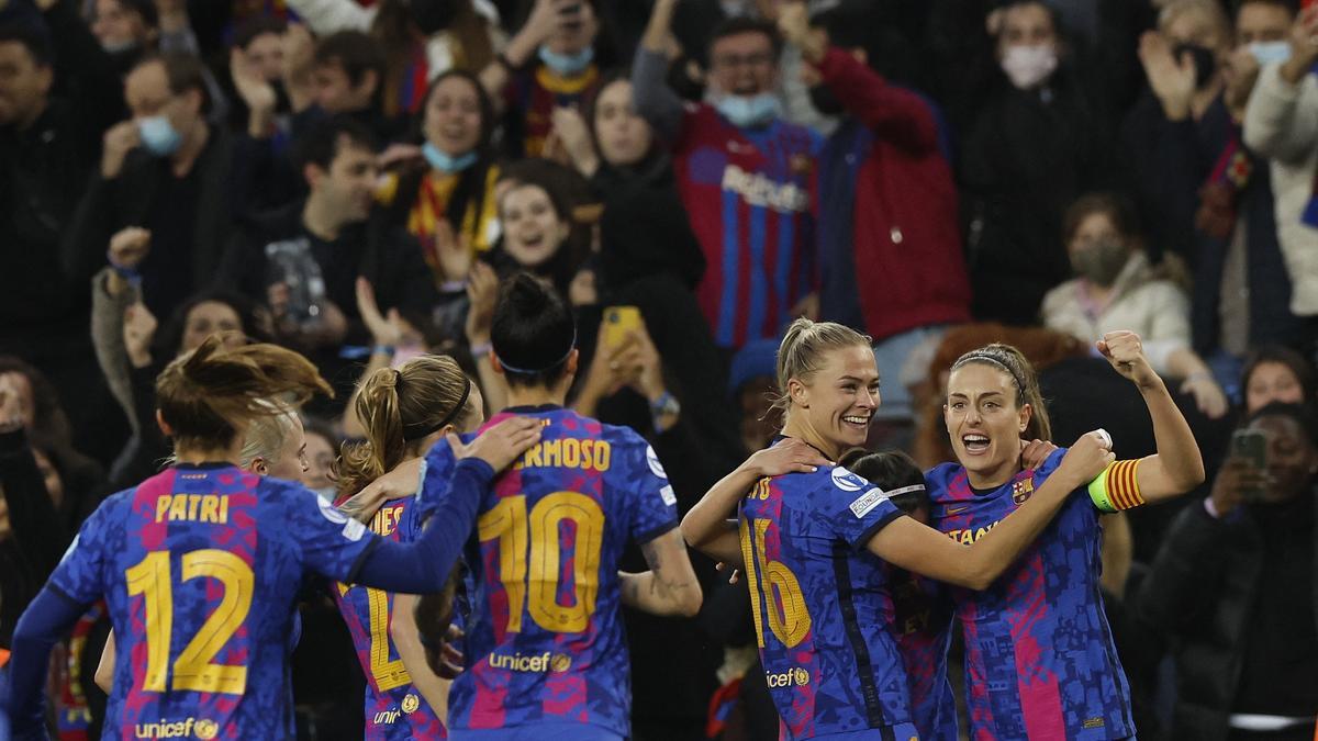 Las jugadoras del Barcelona celebran un gol ante el Real Madrid.