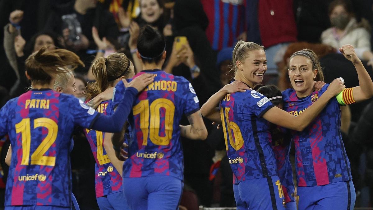 Las jugadoras del Barcelona celebran un gol ante el Real Madrid.