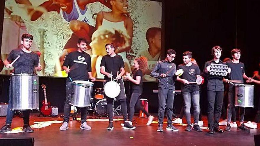 Un grupo de alumnos, durante la batucada.