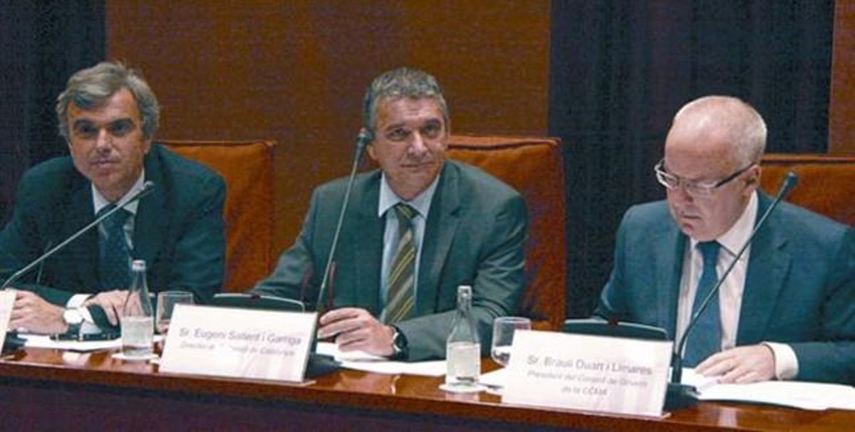 Eugeni Sallent, entre Fèlix Riera i Brauli Duart, ahir al Parlament.