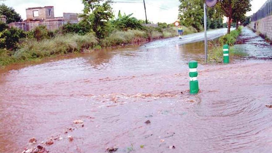 Desalojan a 138 alumnos del colegio de barracones de la Xara al inundarse