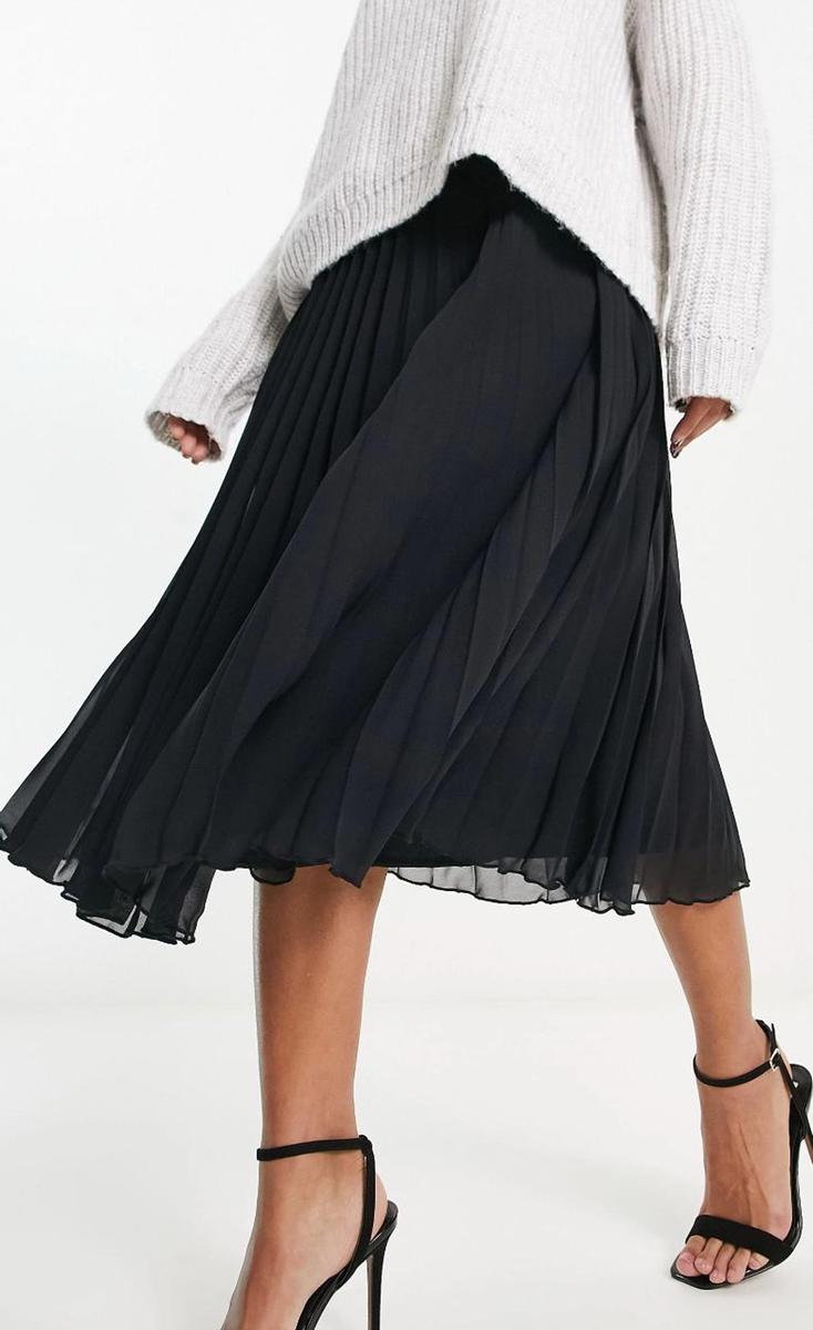 Falda midi plisada en negro de ASOS DESIGN (ahora 37,59 €, antes 46,99 €)