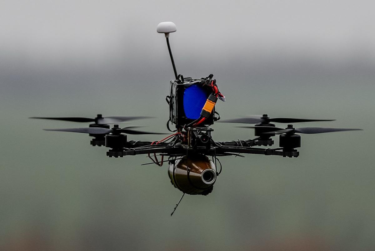 Un dron carga y arroja una granada de no más de 2.000 euros que puede dejar fuera de combate a un carro de cuatro millones.