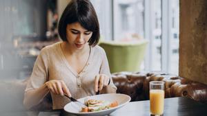 A veces no es tan fácil pedir mesa para uno, por mucho que esté de moda