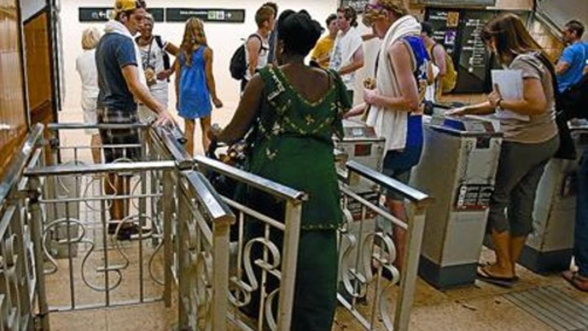 Una mujer franquea indebidamente y presuntamente sin billete la salida del metro, ayer en Passeig de Gràcia