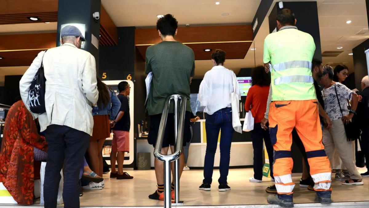 Colas en la oficina de Correos de Oviedo. | Miki López
