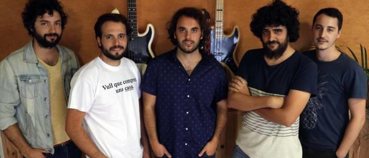 Tardor (Cesc Doménech, Tono Hurtado, Àlex Martínez, Yerai Calvo y David García) presentan mañana en el Palau de la Música su tercer disco, «Patraix».