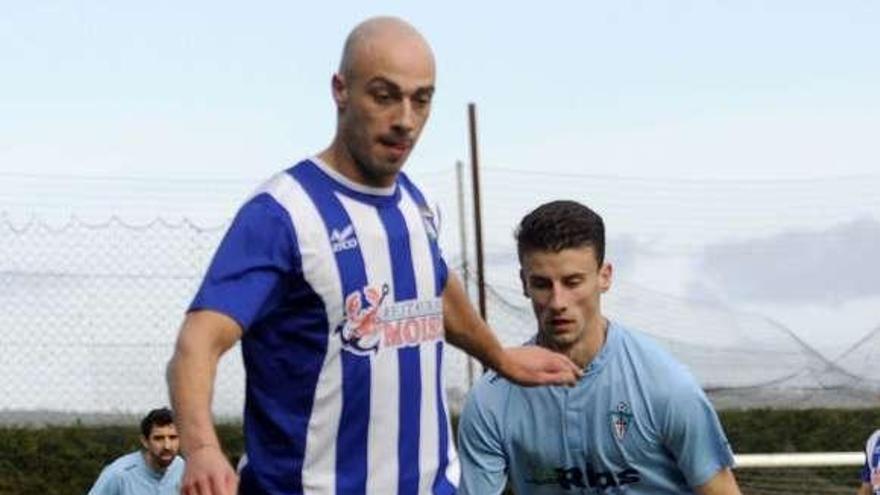 Un jugador del Valladares conduce el balón. // Noé Parga