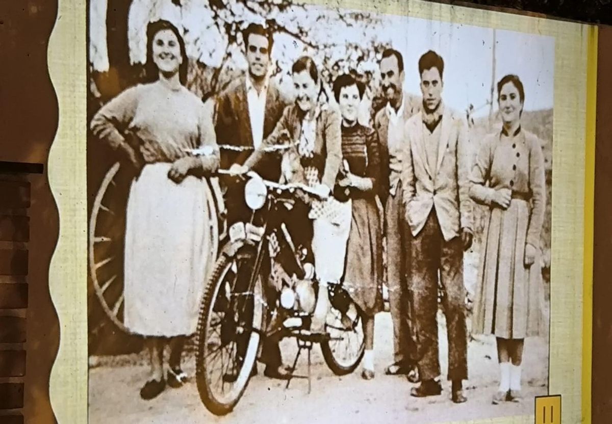 Vestimentas y motocicletas de la época dan muestra del paso del tiempo.