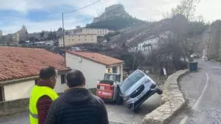 Un coche de turistas cae por una pared en Morella haciendo maniobra