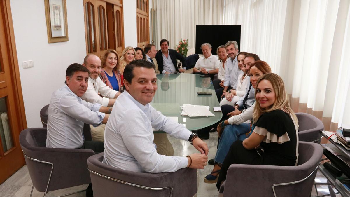 El alcalde de Córdoba, José María Bellido, con su equipo en su despacho de Alcaldía.