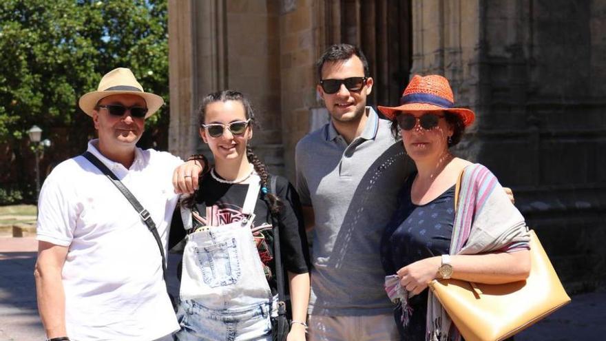 Los turistas valoran el estilo gótico y la imagen del Salvador