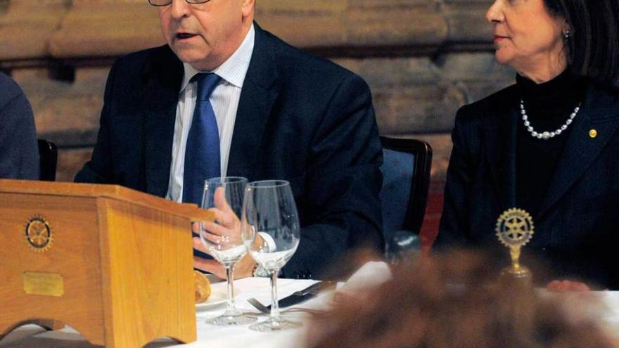 Alfredo Cerezo junto a Teresa González, ayer, en el Rotary Club.