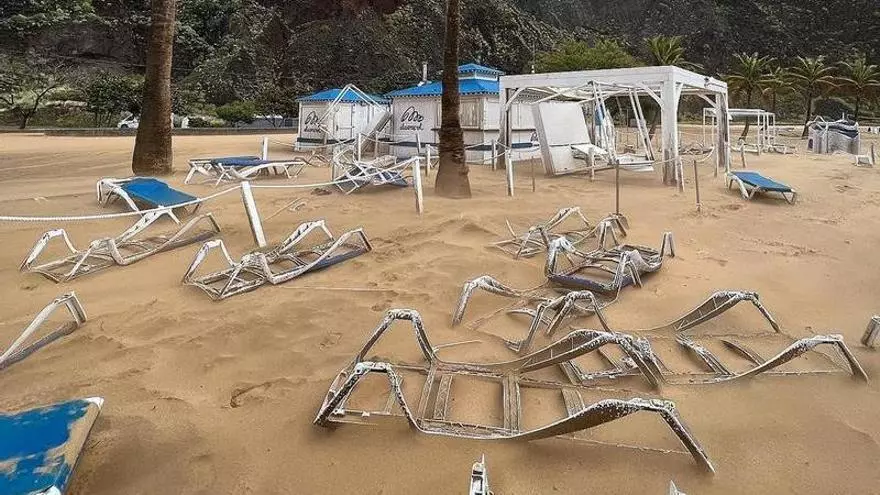 El viento arrastra hamacas, contenedores y arena de Las Teresitas hasta la carretera
