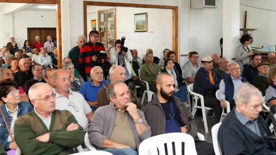 Propietarios afectados por la parcelaria de Monte Val de Vea II, ayer. // Bernabé / Ana Agra