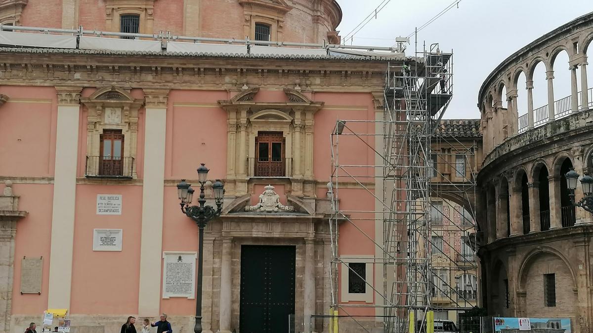 Montaje de andamios para restaurar la Basílica