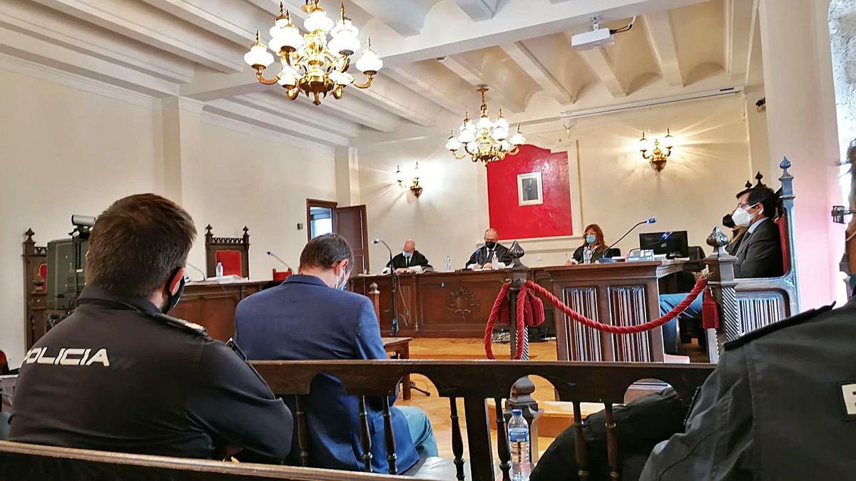 El guardia civil procesado durante el juicio celebrado en la Audiencia Provincial en noviembre.| L.O.Z.