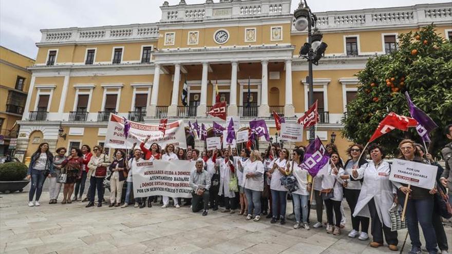 Auxiliares de ayuda a domicilio reclaman al ayuntamiento condiciones «dignas»