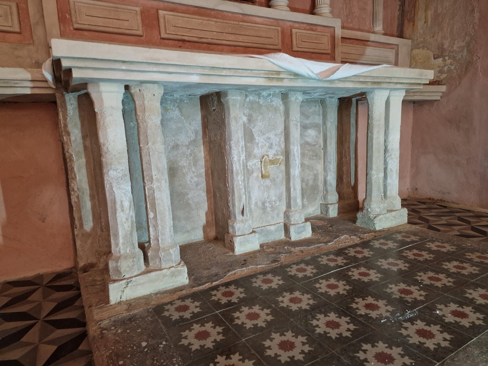 Mesa del altar antes de la restauración.JPG