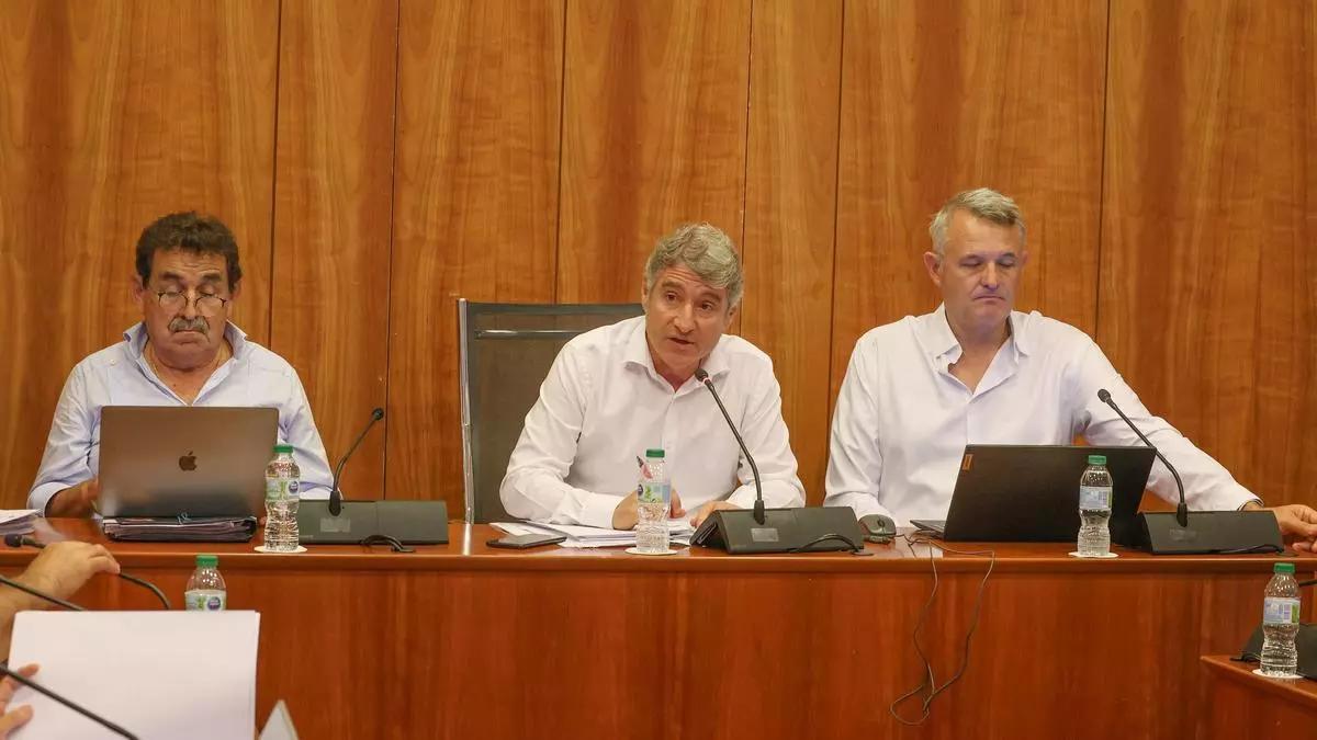Manuel Mestre (Vox), el alcalde Pepe Vegara (PP) y el secretario, en un pleno