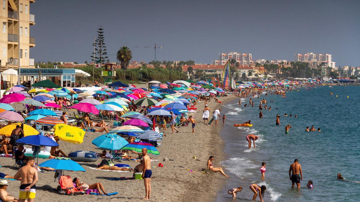 El turismo nacional salva la temporada con una opcupación hotelera media  del 80% - La Nueva España